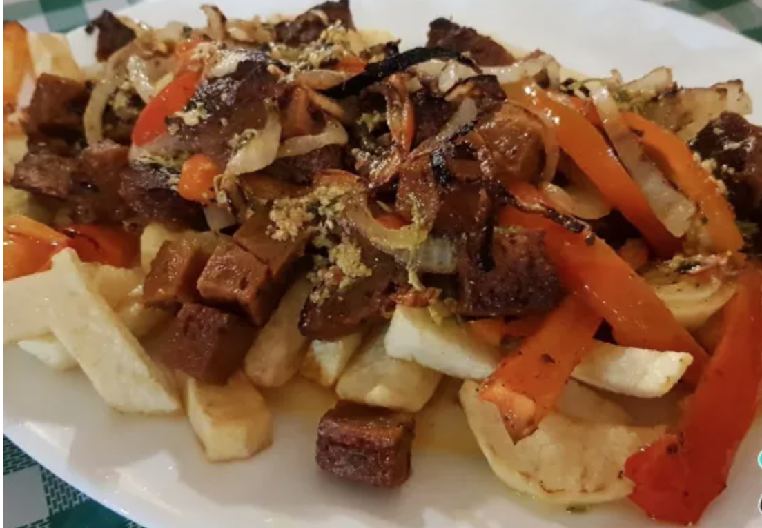 Receta de Seitán salteado con verduras y patatas fritas